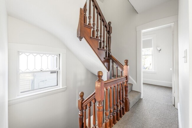 Building Photo - 33 Pearl St