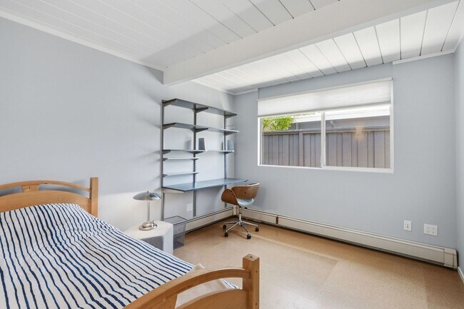 Building Photo - Beautifully Remodeled, Furnished 3 Bed + Office, 2 Bath Home- Available Short Term Only!