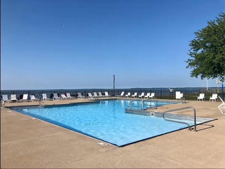 Building Photo - 206 W Lakeshore Dr