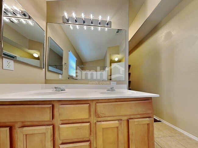 Building Photo - 1172 E Elm Rd