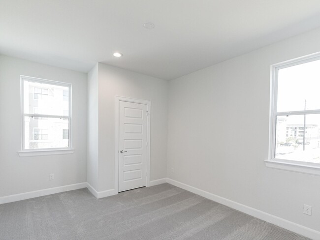 Building Photo - 2718 Grand Fountains Dr