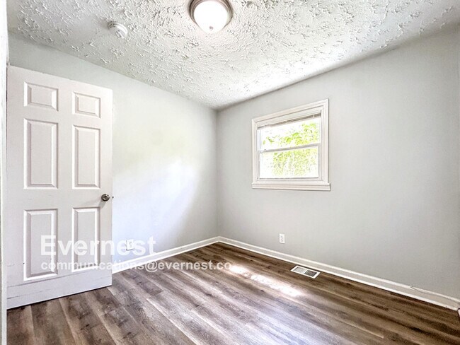 Building Photo - 3-Bedroom Home with Easy Access to Parks a...