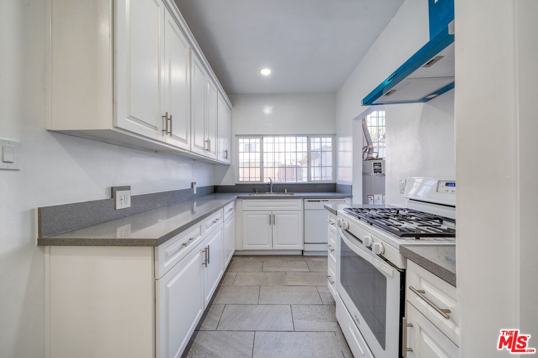 Building Photo - 5355 W 8th St