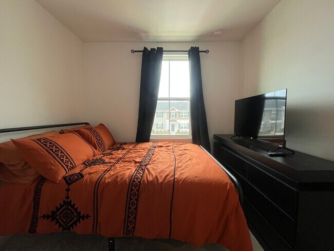 Building Photo - Spacious Townhome Located Minutes From Downtown Greenville!