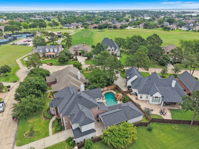 Building Photo - 390 Wedgewood Dr W