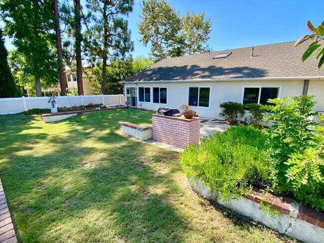 Building Photo - Amazing 4-bedroom home with a view, Availa...