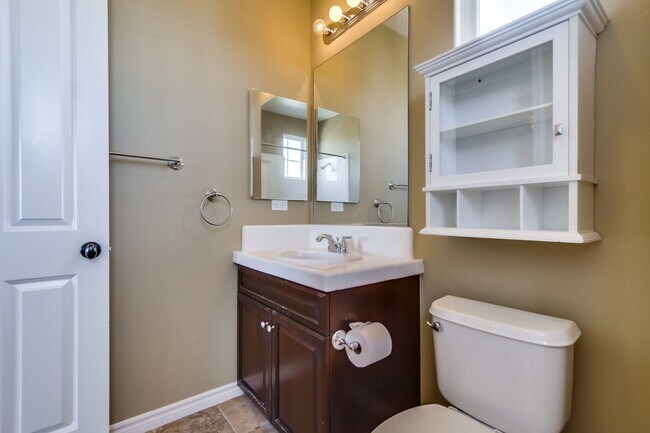 Building Photo - Beautiful 4 bedroom, 4.5 bathroom Home in the Varadero Community