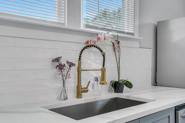 Building Photo - Furnished 2-Bedroom Corner Lot Home in Old Seminole Heights!