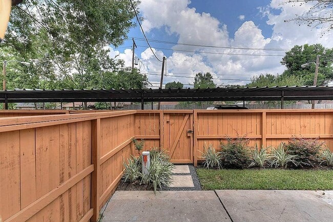 Building Photo - 8850 Kempwood Dr
