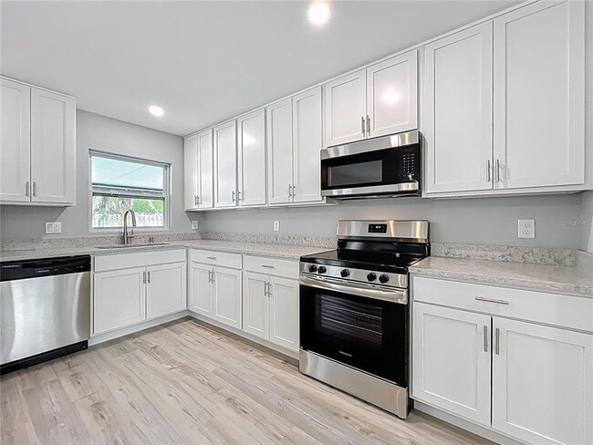 Building Photo - 8676 Hillside Dr