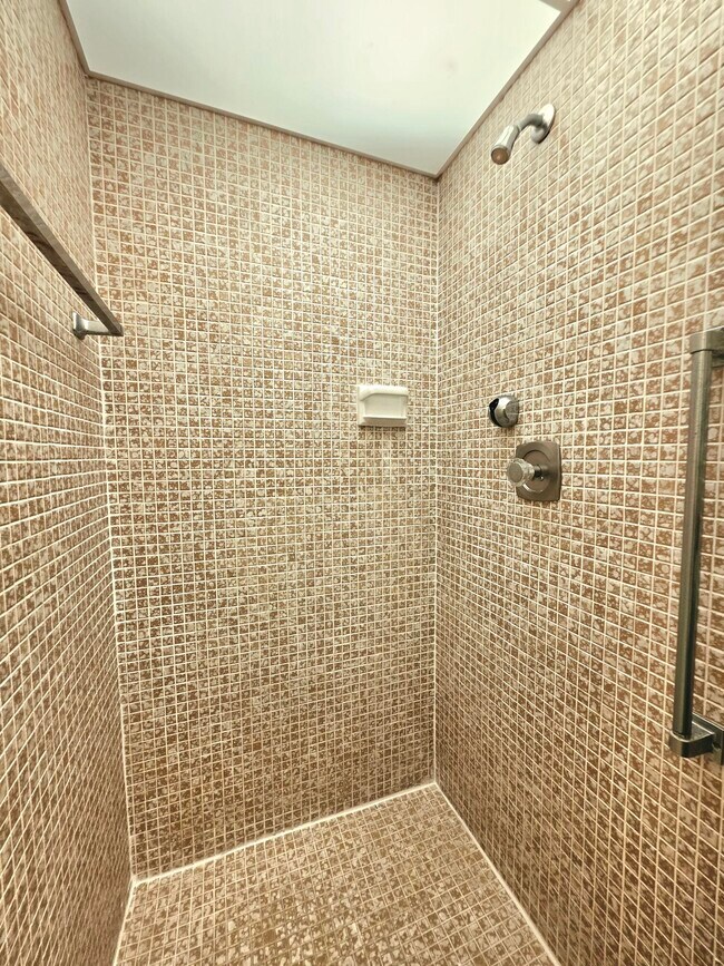 Building Photo - 719 Flanders Dr