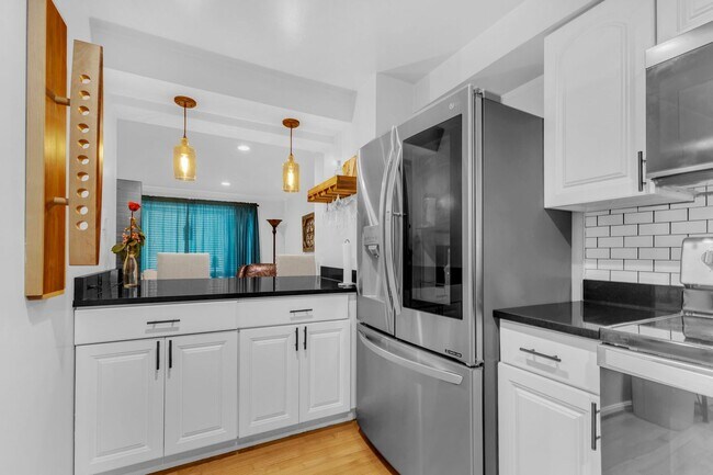 Building Photo - Beautifully Updated End-Unit Townhome in P...