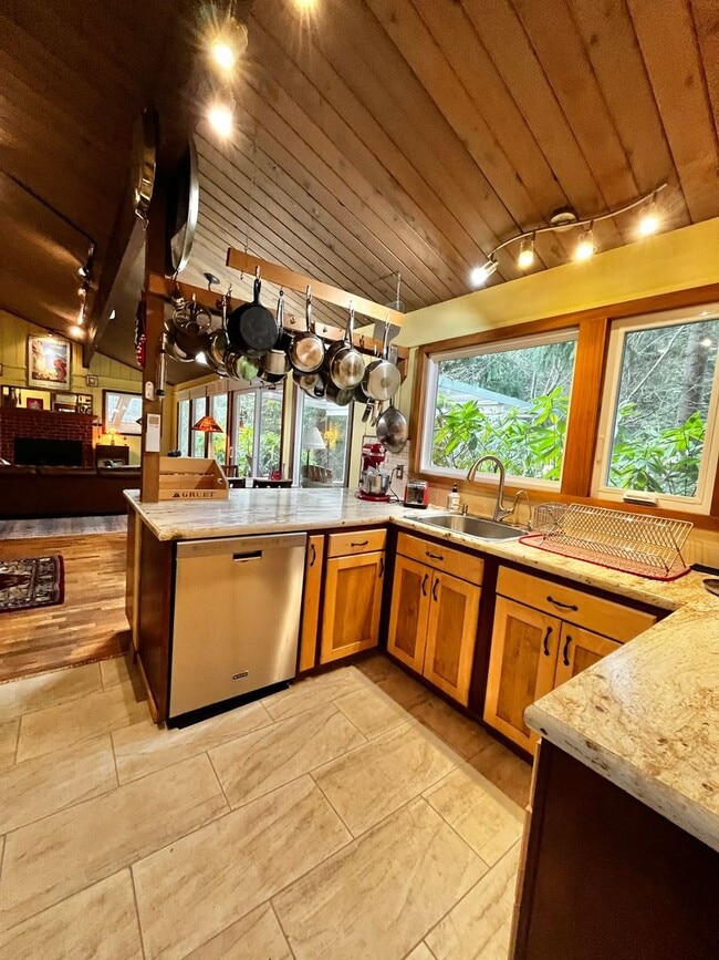 Building Photo - Well Maintained, Cozy, Furnished, Hansville Home on 3/4 Acre Lot!