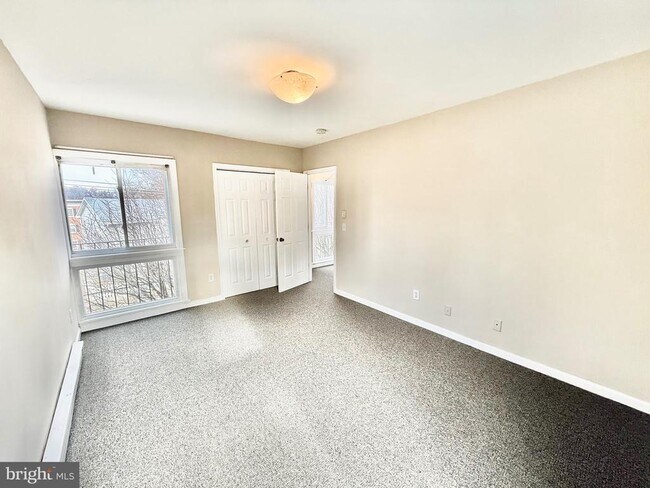 Building Photo - 720 W Glebe Rd