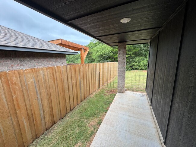 Building Photo - Don't Miss this STUNNING, true 4 bed, 2 ba...
