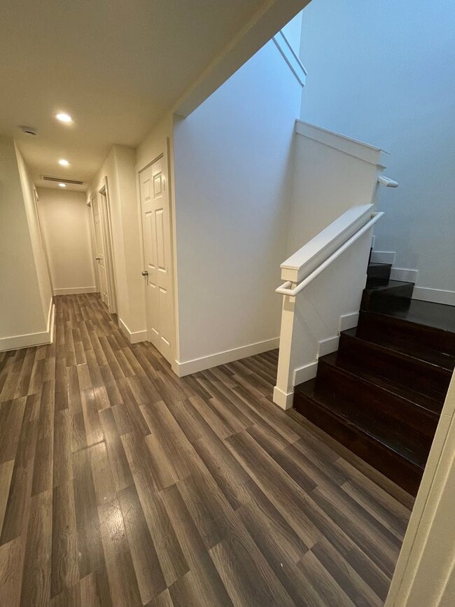 Building Photo - 1/2 Off First Month's Rent, 6Bdrm, 3Bath