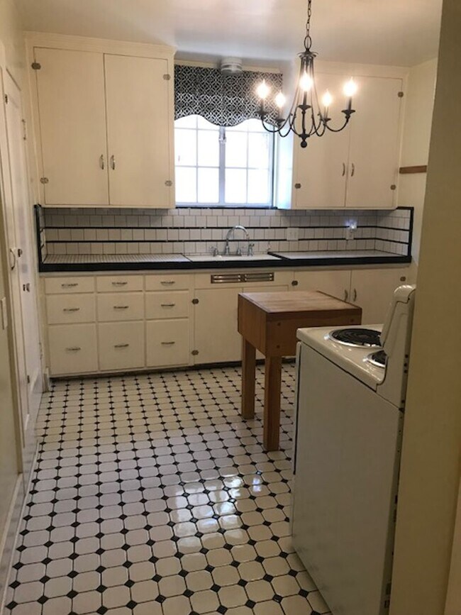 Building Photo - DUPLEX - NOSTALGIC - OLD SOUTHWEST - ON-SI...