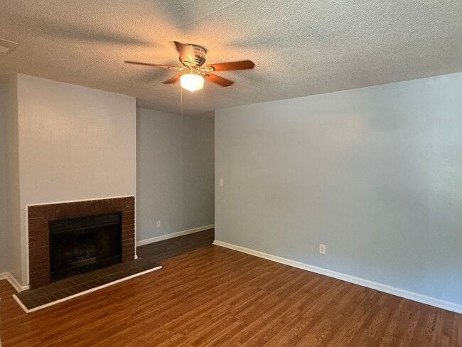 Building Photo - Freshly Painted 2Br 2Ba Duplex