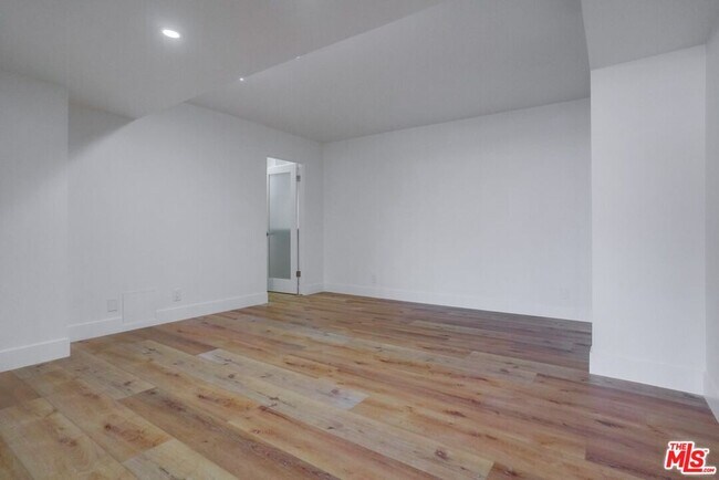 Building Photo - 435 N Oakhurst Dr