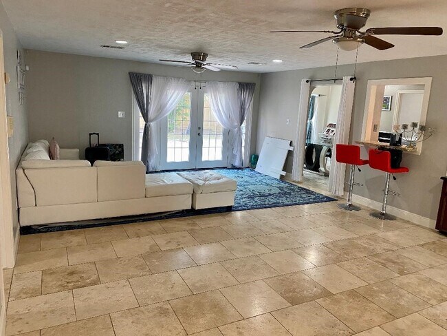 Building Photo - 2419 Briarlee Dr