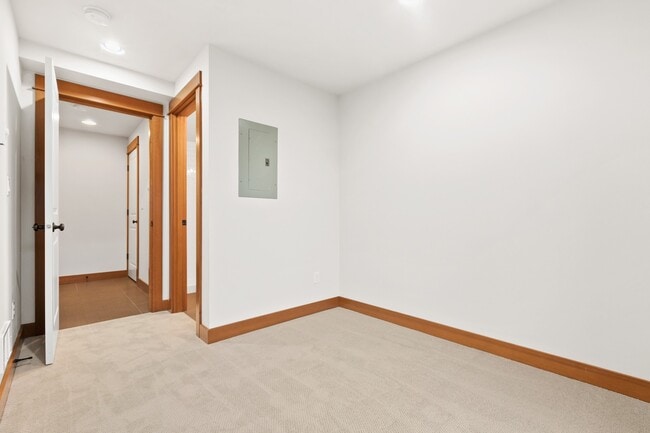 Building Photo - Immaculate West Seattle Townhome