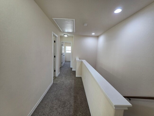 Building Photo - Town home for rent