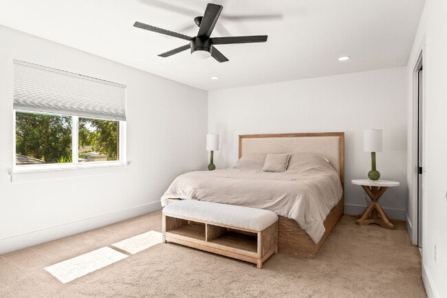 Building Photo - Experience Elegance and Comfort: Spacious ...