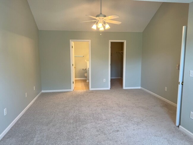 Building Photo - Beautiful Lake Side Location! Lake Linden ...
