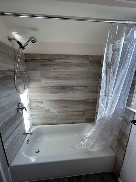 Updated Tiled Bathroom - 1721 Liberty Dr