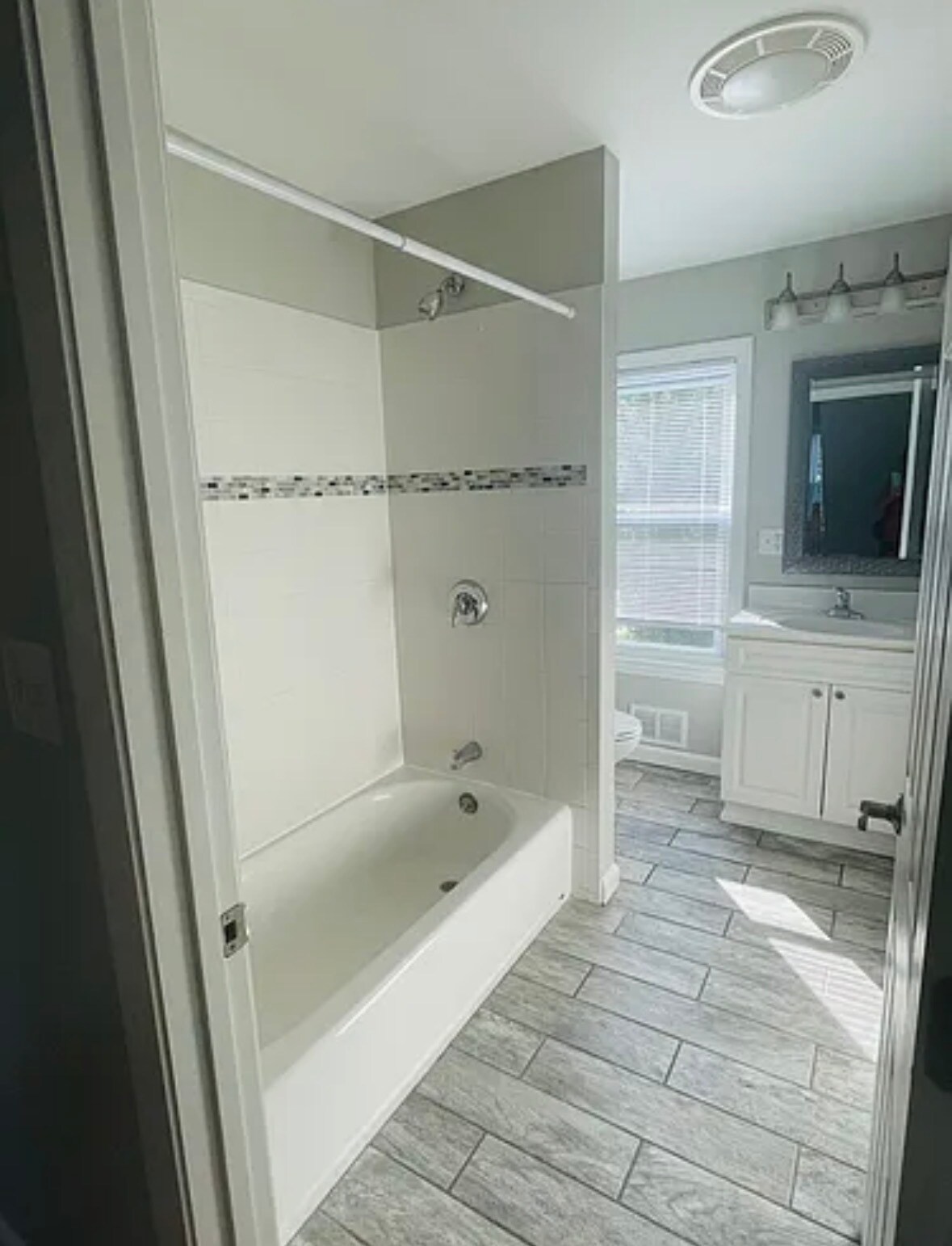 Building Photo - 10 Bradford St