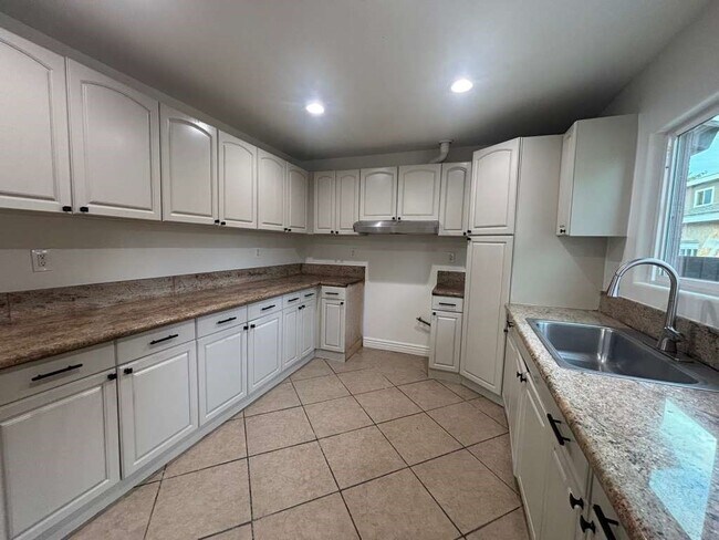 Building Photo - 7323 Luxor St