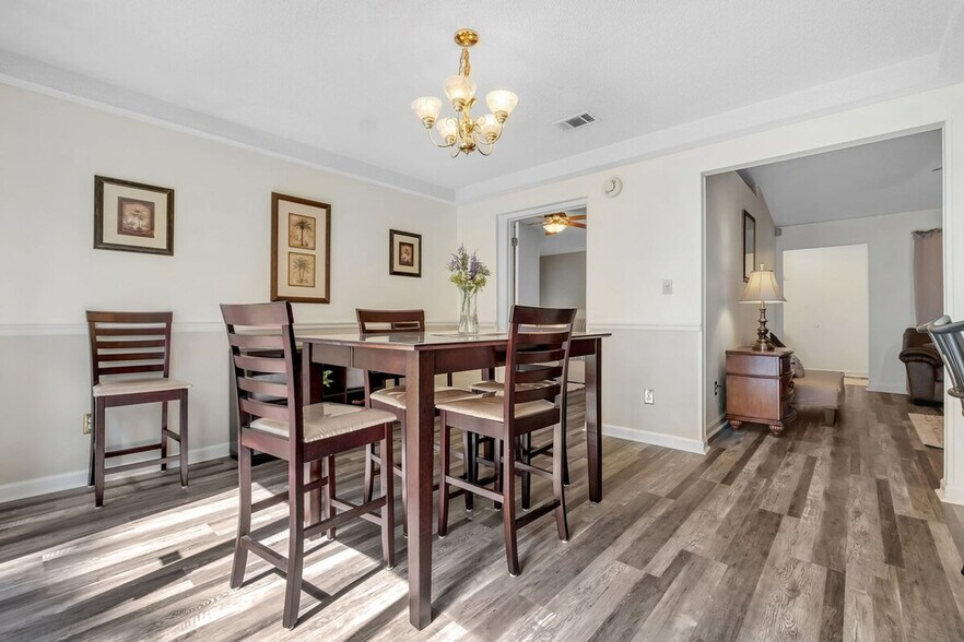 Building Photo - 1870 Mary Ellen Dr