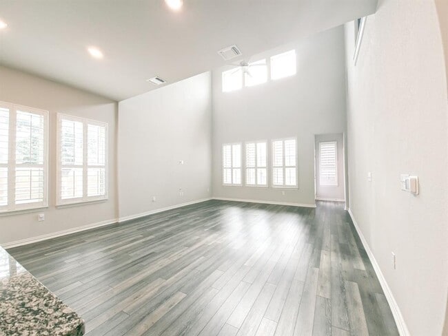 Building Photo - 12716 Bloomington Dr