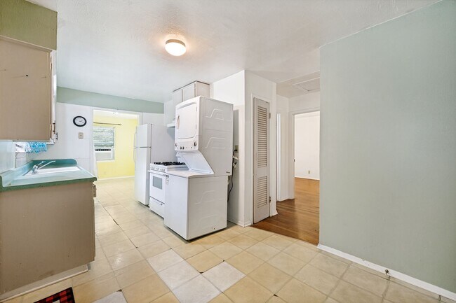Building Photo - CHARMING DENVER HEIGHTS 3-BEDROOM