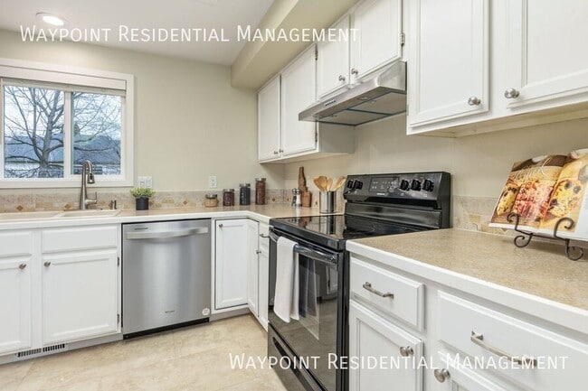 Building Photo - 4943 W Catalpa Dr