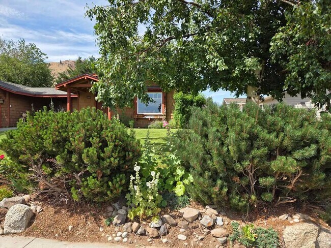 Building Photo - ***MOVE IN SPECIAL*** Adorable 2 bedroom h...