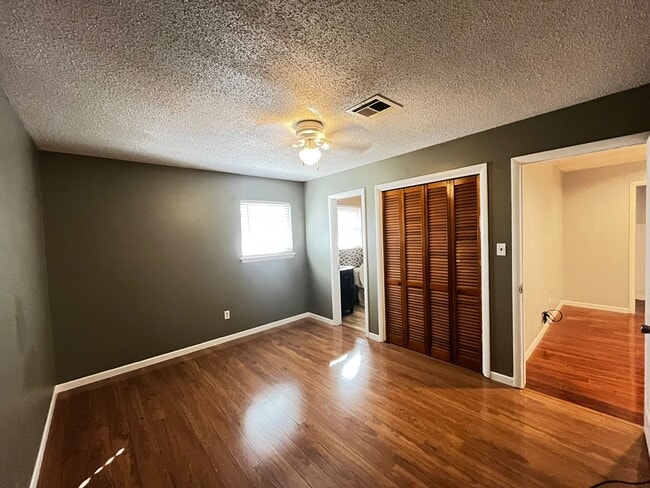 Building Photo - 4807 NW Cheyenne Ave