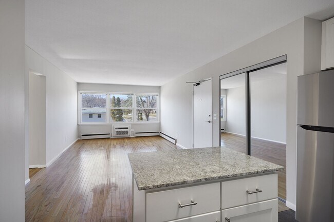Building Photo - Large Renovated 1 Bedroom