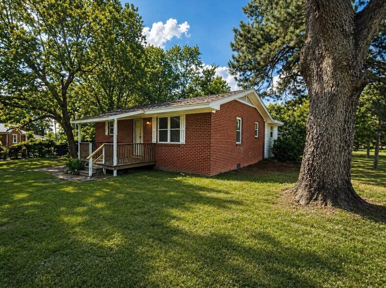 Building Photo - 2042 US-70