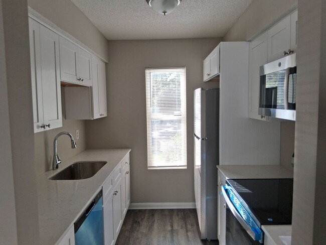 Building Photo - 2 Bedroom/1.5Bath Townhome on Bemiss