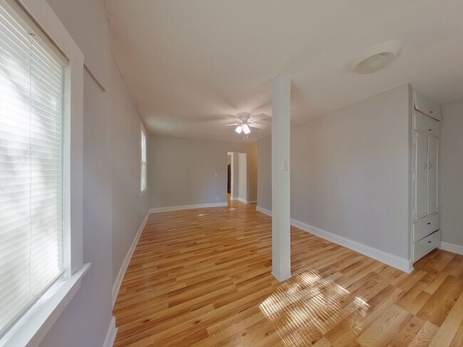 Building Photo - 3 Bedroom Home