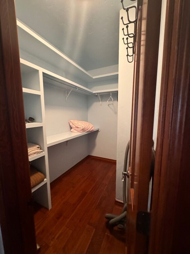 Building Photo - Gorgeous Fully Furnished rental on 1 acre, flexible lease term