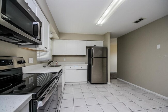 Building Photo - 2733 Mint Dr