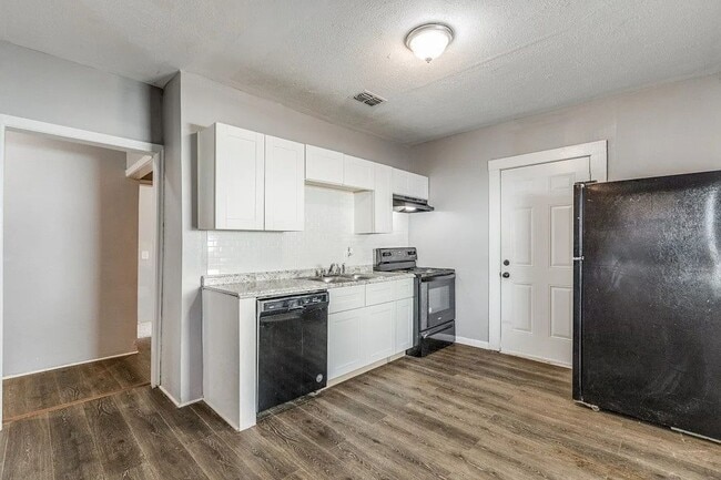 Building Photo - 3/2/1 in Quiet Van Alstyne Neighborhood