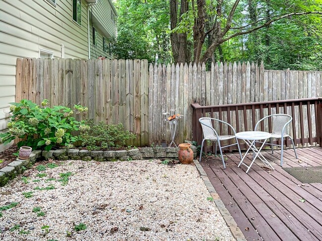 Building Photo - Brilliant 3 Bed 1.5 Bath Townhome in Great...