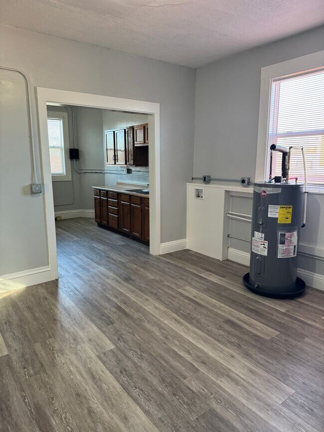 Building Photo - Spacious 2-Bedroom Apartment in Davenport’s Hilltop District – Walk to St. Ambrose & Palmer!