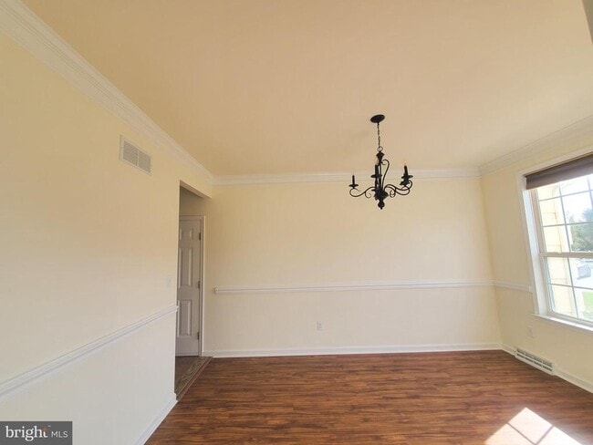 Building Photo - 5 Bandcroft Dr