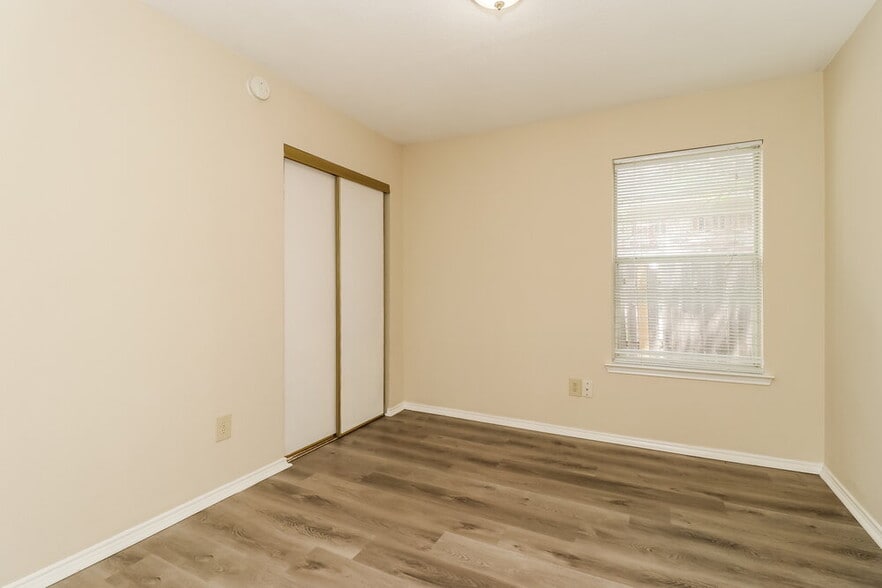 Building Photo - 4001 Periwinkle Dr