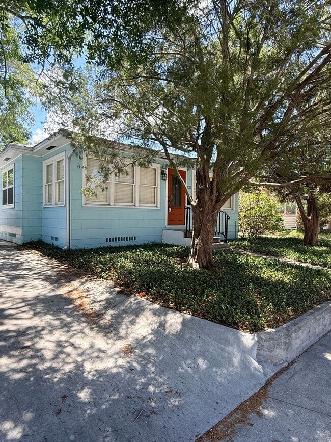 Building Photo - 2 BR/1BA | Bungalow with a bonus room  | Spacious backyard!