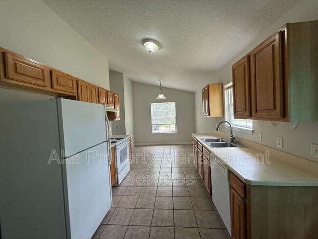 Building Photo - 324 Lena St